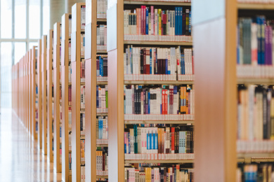 一排排整齐的装满书的书架