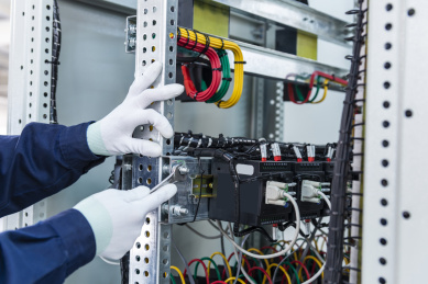 在高压开关柜中安装电线的双手