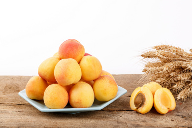 放在木板上的六角蓝盘的杏