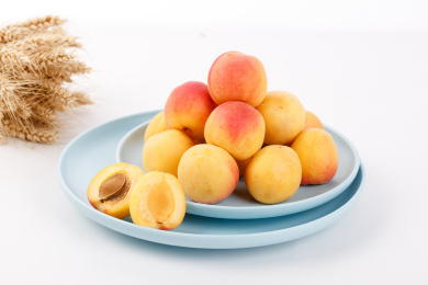 白底上一蓝盘新鲜水果——杏