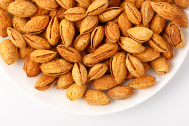 俯拍半盘新疆特产干果——巴旦木