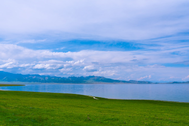 中国新疆博尔塔拉州博乐市国家级风景名胜区赛里木湖的夏季