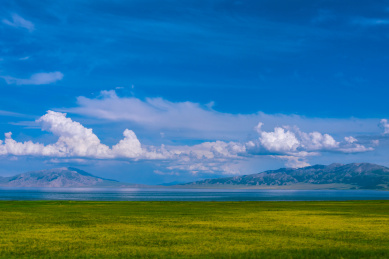 中国新疆博尔塔拉州博乐市国家级风景名胜区赛里木湖的夏季