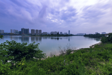 中国湖南省衡阳市中心城区湘江河道中的东洲岛全景