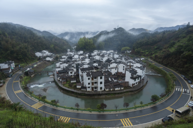 阴雨天的中国最圆村庄-江西婺源菊径村，中国江西