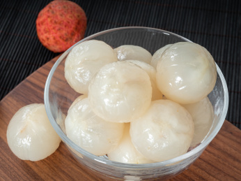 玻璃碗中的新鲜多汁的荔枝果肉