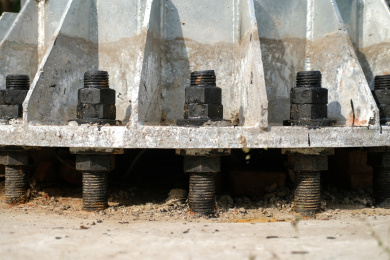 固定在铁塔底部的粗大的黑色螺丝特写