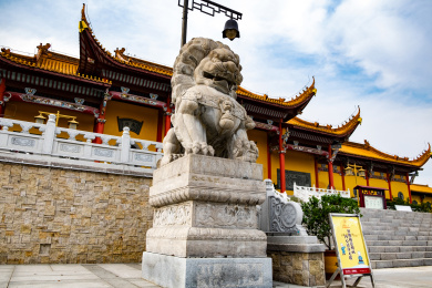 中国安徽省蚌埠市锥子山栖岩寺大殿前的石狮雕像