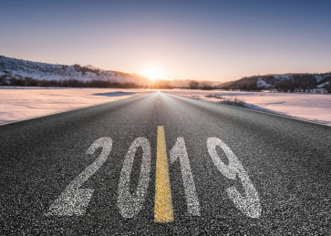 雪原上延伸的公路与数字2019