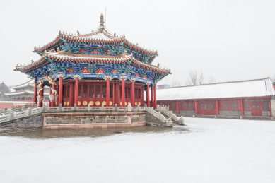 冬季风雪中的中国辽宁省沈阳清故宫的大政殿