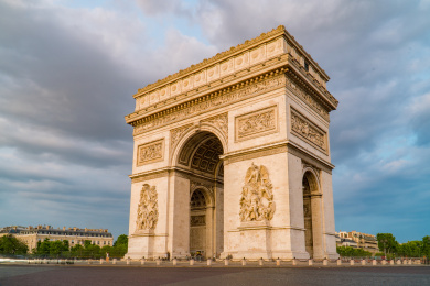 法国巴黎夕阳下凯旋门侧面全景