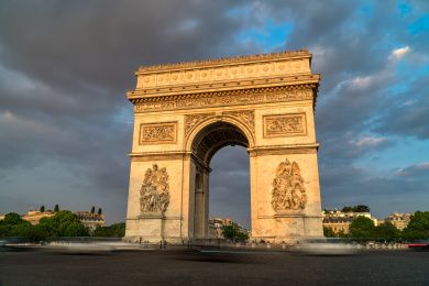 法国巴黎夕阳下凯旋门正面全景