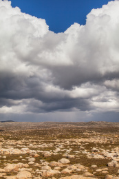 蓝天白云下的中国四川海子山国家级自然保护区自然风光