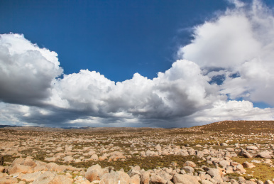 蓝天白云下的中国四川海子山国家级自然保护区自然风光