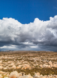 蓝天白云下的中国四川海子山国家级自然保护区自然风光