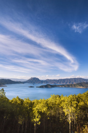 中国云南省丽江市泸沽湖畔的格姆女神山