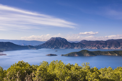 中国云南省丽江市泸沽湖畔的格姆女神山