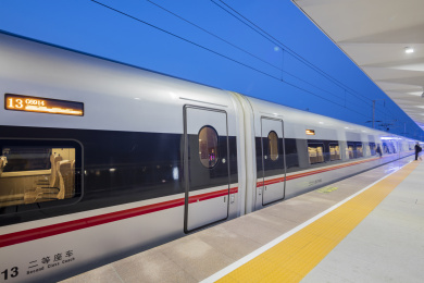 淄博市临淄北站站台的动车