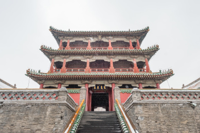 冬季风雪中的中国辽宁省沈阳清故宫的凤凰楼