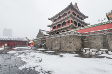 冬季风雪中的中国辽宁省沈阳清故宫的凤凰楼