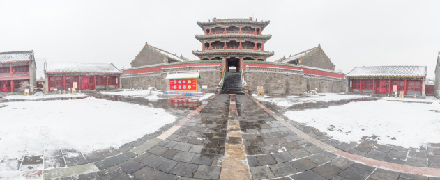 冬季风雪中的中国辽宁省沈阳清故宫的凤凰楼