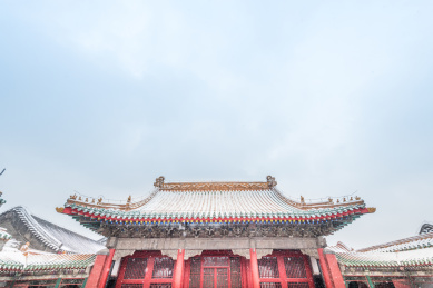 冬季风雪中的中国辽宁省沈阳清故宫的院落建筑