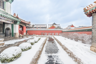 冬季风雪中的中国辽宁省沈阳清故宫的院落建筑