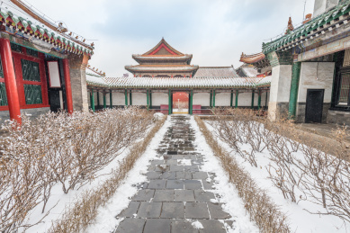 冬季风雪中的中国辽宁省沈阳清故宫的院落建筑