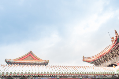 冬季风雪中的中国辽宁省沈阳清故宫的屋檐和红墙
