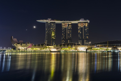 日出晨光中的新加坡金沙帆船酒店