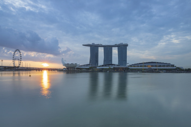 日出晨光中的新加坡金沙帆船酒店