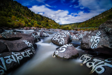 四川甘孜新都桥玛尼石河谷