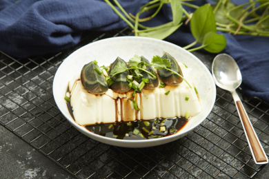 桌子上的皮蛋豆腐 