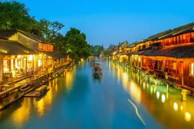 中国嘉兴桐乡乌镇西栅景区西市河两岸民居夜景