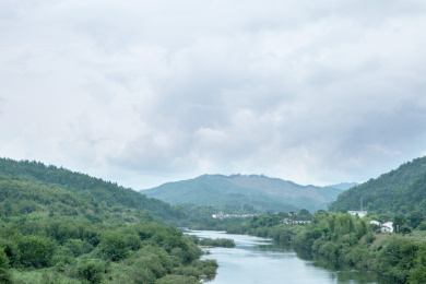 中国江西景德镇蓝天白云下昌江源头沿岸山水风光