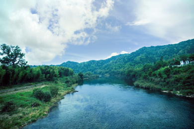 中国江西景德镇蓝天白云下昌江源头沿岸山水风光