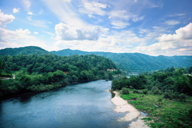 中国江西景德镇蓝天白云下昌江源头沿岸山水风光