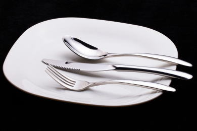 黑色背景下的不锈钢餐具刀子勺子叉子