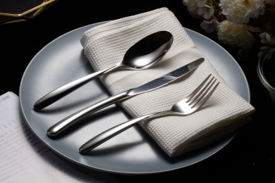 暗调场景的不锈钢餐具刀子勺子叉子