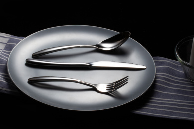 暗场景的不锈钢餐具刀子勺子叉子