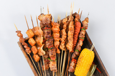 放在黑色木板上的烧烤羊肉串