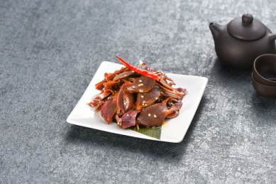 放在黑色背景上的麻辣鸭胗