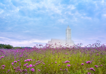 晚霞中的中国四川眉山市中法科技园无影教堂
