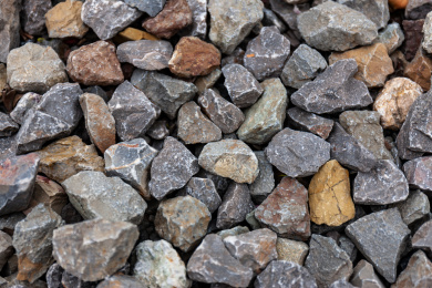 一堆平铺的碎石块 石