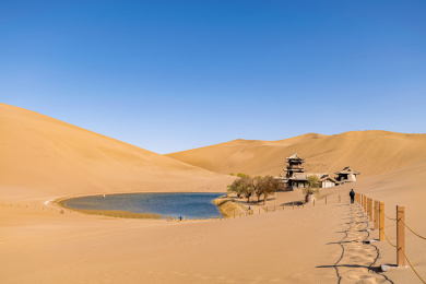 中国甘肃酒泉敦煌鸣沙山月牙泉全景