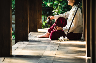 身着汉服女子坐在古代中式房子阳台上拿着酒杯酒壶喝酒旁边放着一把洞箫