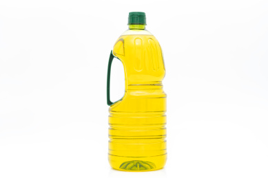 白色背景下一瓶黄色的色拉油