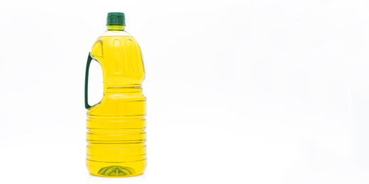 白色背景下一瓶黄色的色拉油长图