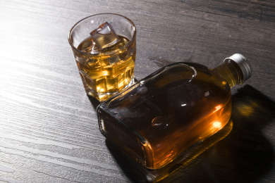 用于盛放威士忌的扁平玻璃酒瓶