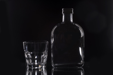 用于盛放威士忌的扁平玻璃酒瓶